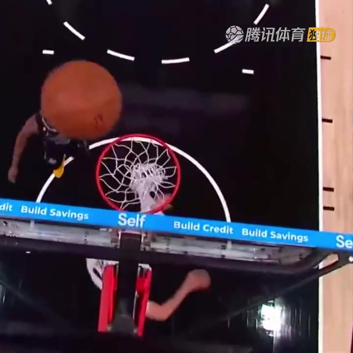 罕見一幕！努爾基奇拋投 球神奇停在籃板上沿 看呆凱爾登?。ㄅ瑺柣婕\）
