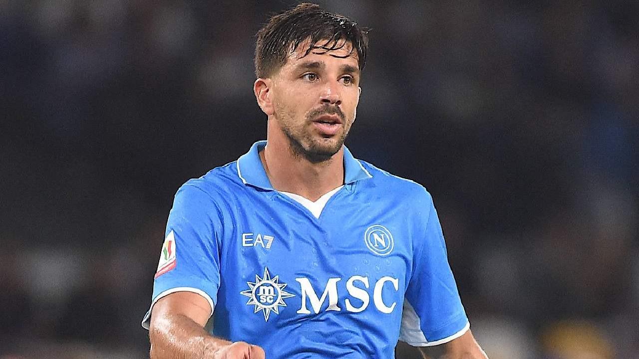 意媒：?jiǎn)掏吣?西蒙尼因身體不適提前退出那不勒斯訓(xùn)練課