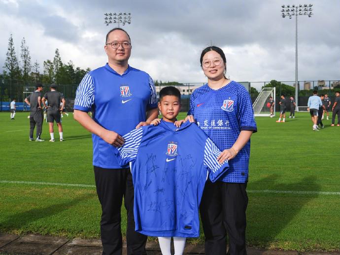 賽后對暈倒球迷急救，今日申花邀請球迷夫婦一家到基地參觀