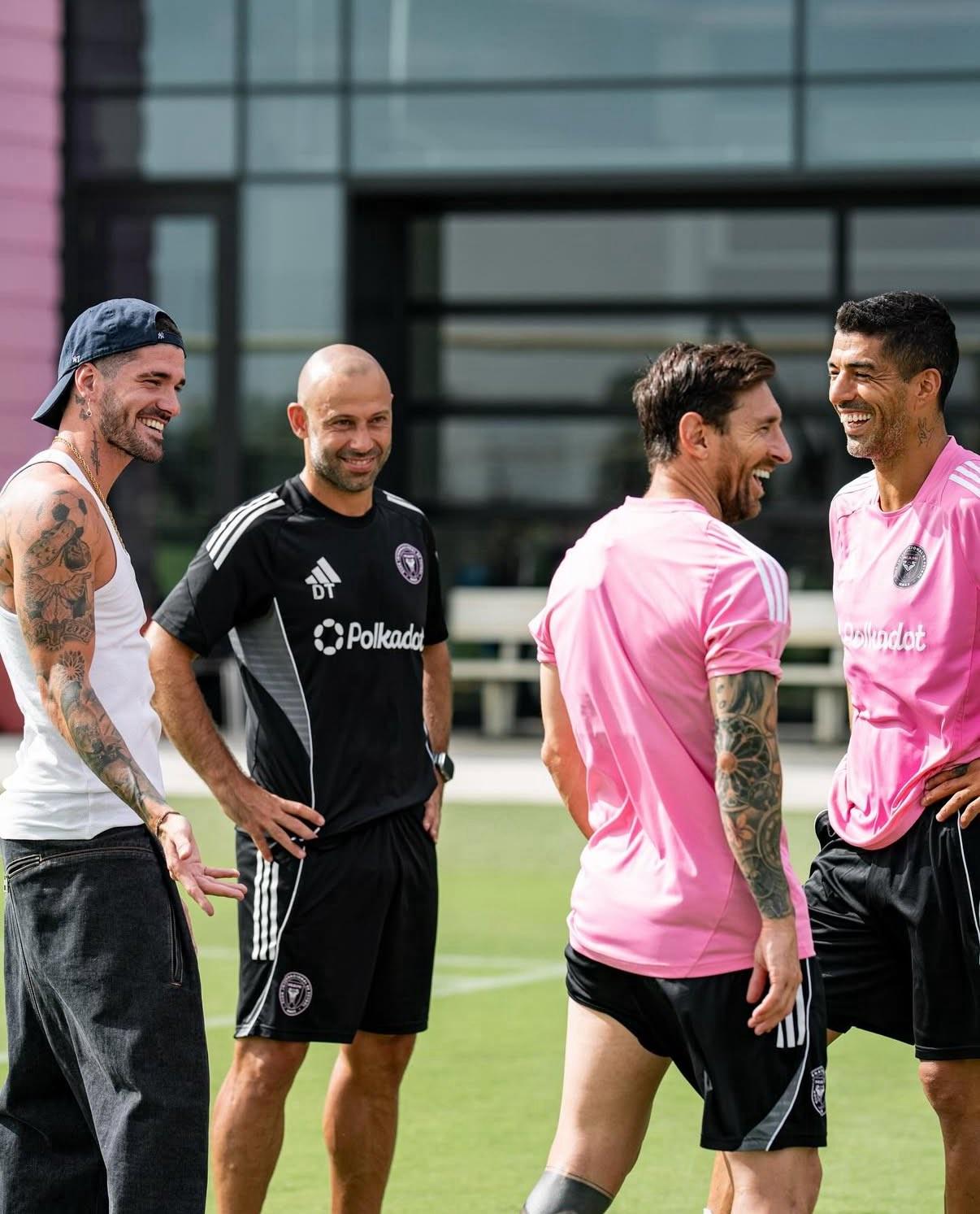 德保羅已抵達邁阿密國際俱樂部，與梅西相擁有說有笑